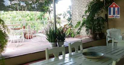 Die Gemeinschaftsterrasse, die von den Mietern aller Zimmer genutzt wird