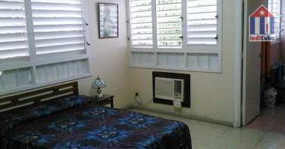 En el salón también está la zona comedor - hospedaje recomendada en Habana