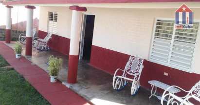 Vor der Haustür kan man sich wunderbar auf der schattigen Terrasse entspannen