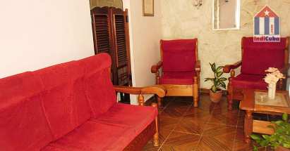 La sala de estar de esta casa independiente en el centro de La Habana