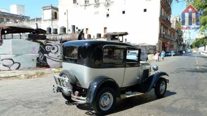 Viejo coche Ford en las calles de Centro Habana