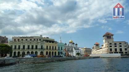 Hafen-Skyline mit Russisch-Orthodoxer Kirche in Habana Vieja Kuba