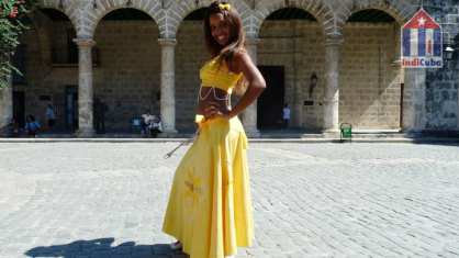 Chica con ropa folclórica en la Plaza de la Catedral - Turismo Habana Vieja