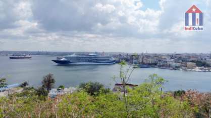 Hafen von Havanna mit Kreuzfahrtschiff