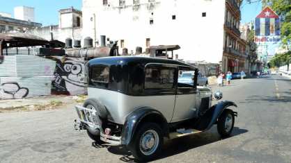 Centro Habana - street with vinalestage car Ford