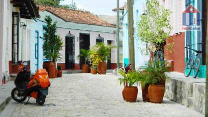 Pintoresca calle en el centro histórico de Sancti Spíritus