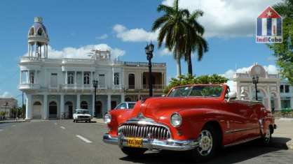 Plaza de Armas con coche clásico