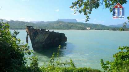 Bay of Baracoa with views to "El Yunque" mountain