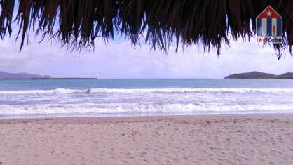 Strand mit Sonnenschirm in Marea del Portillo