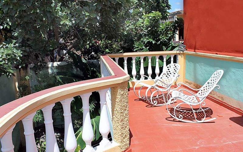 Die Pension bietet viel Platz an der frischen Luft: Balkon, Terrassen, Patio