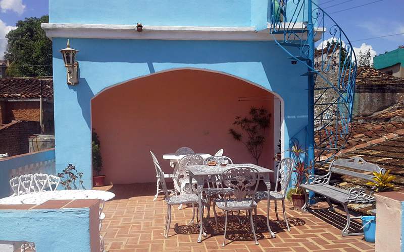 Tisch und Stühle auf der Terrasse des "Casa Sueca"
