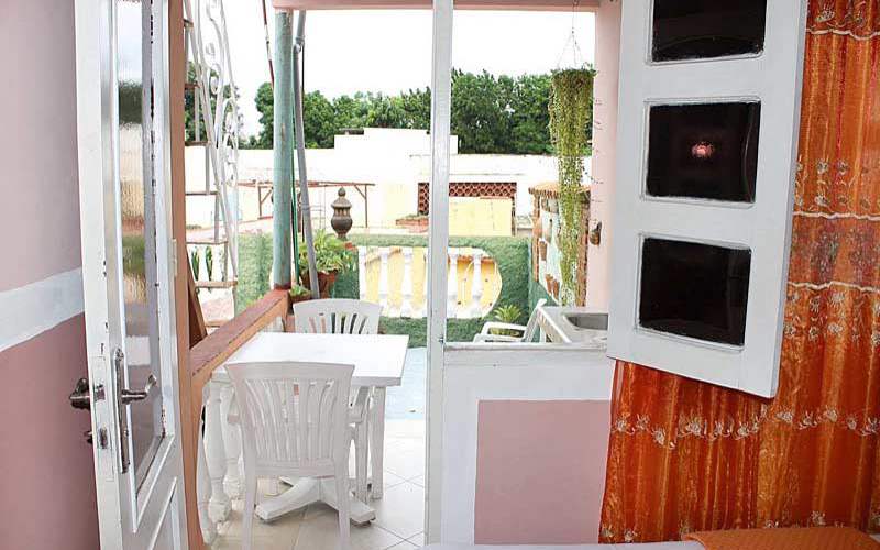Blick vom Zimmer auf die private Terrasse für die Gäste des Zimmers